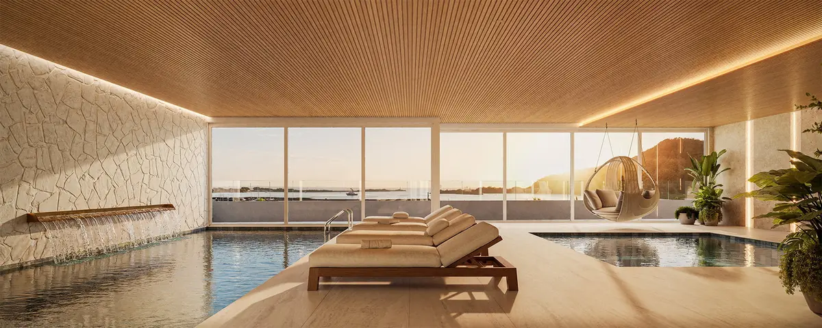 Piscina coberta com deck e vista